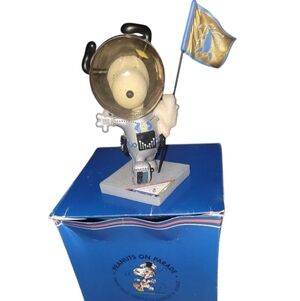 Peanuts Astronaut Figurine with Flag -vintage please check The Call Outs